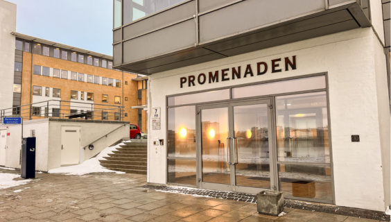 A-kassen har fået ny adresse: Vestre Havnepromenade 7, 3, sal. og samtidig har de fået nyt telefonnummer: 46 97 37 77.